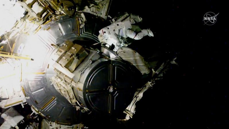 Astronauti nainstalovali první z nových solárních panelů na ISS. Půjdou „ven“ ještě jednou